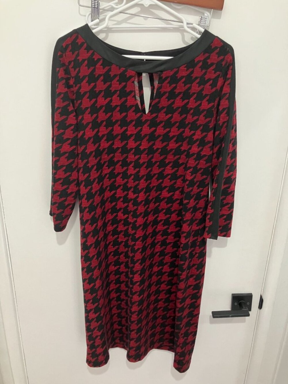 Tiana B Houndstooth Dress Red Black Keyhole Neck 3/4 Sleeve Shift Knit Sheath L